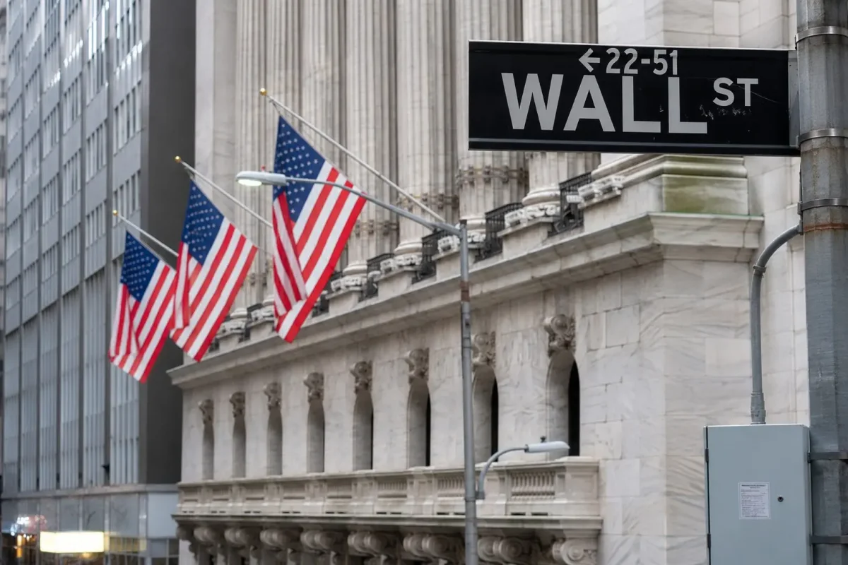 Midday Market: Equal-Weight S&P Outperforms, Tech and Chips Weigh on Nasdaq