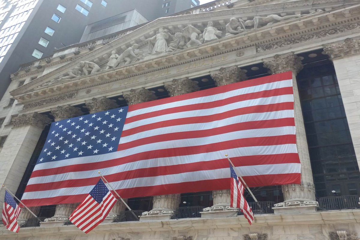 Nasdaq Climbs Off Lows as Yields Cool; Small Caps Struggle