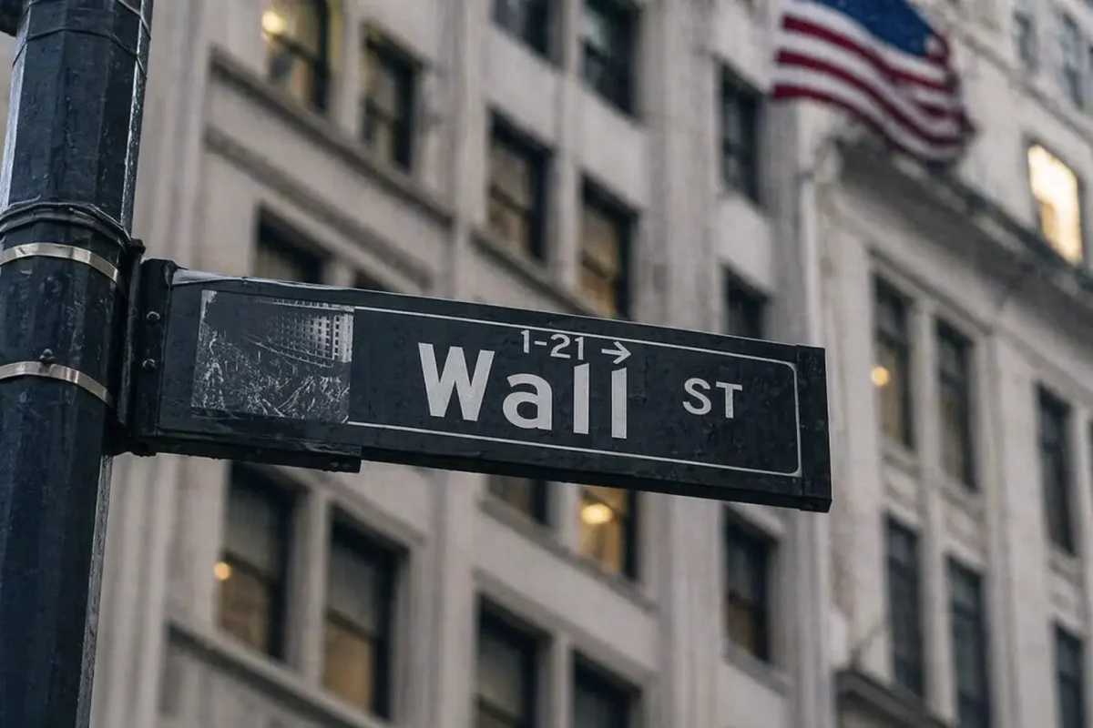 Nasdaq Futures Climb on Intel's Strong Outlook; Dow Dips on Oil Surge