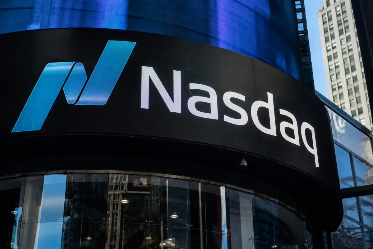 Nasdaq Futures Slip as Chip Stocks Weaken Ahead of Fed Minutes