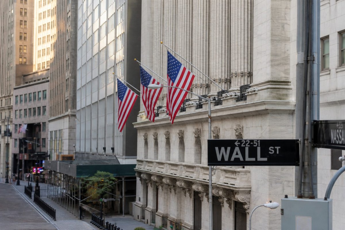 Nasdaq Hits Record as Oil Pulls Back, Earnings Boost Wall Street
