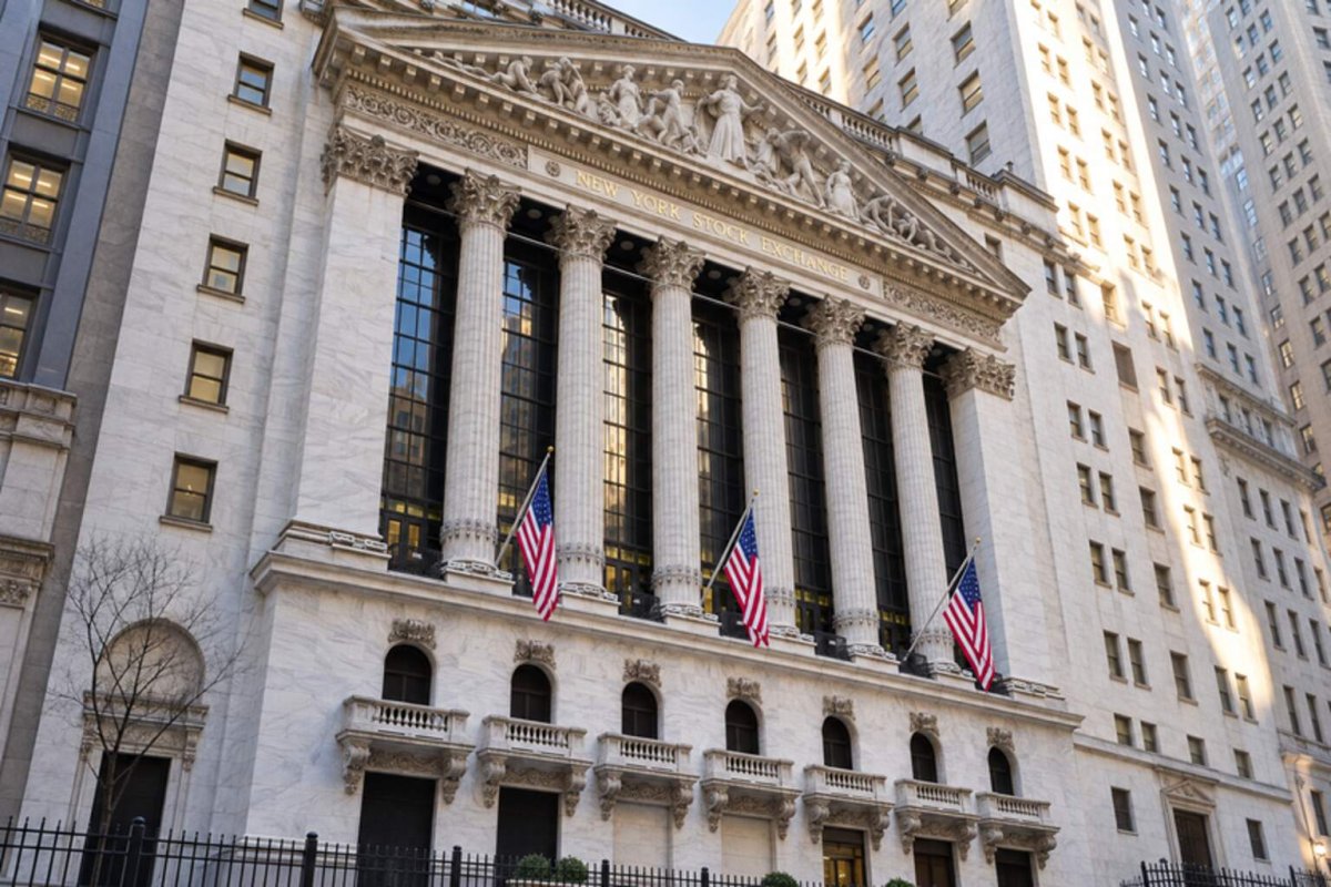 Nasdaq Hits Record as Tech Soars, Oil Retreats