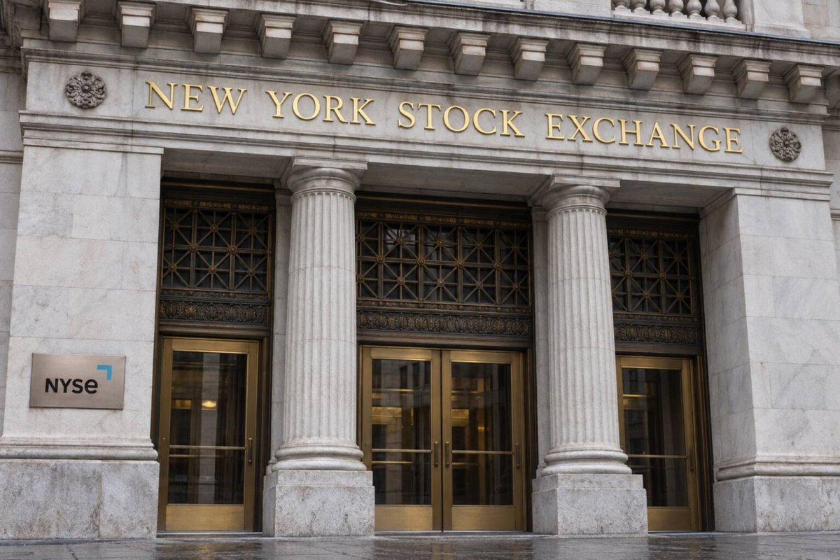 Nasdaq Trims Losses as Yields Retreat From 5% Mark