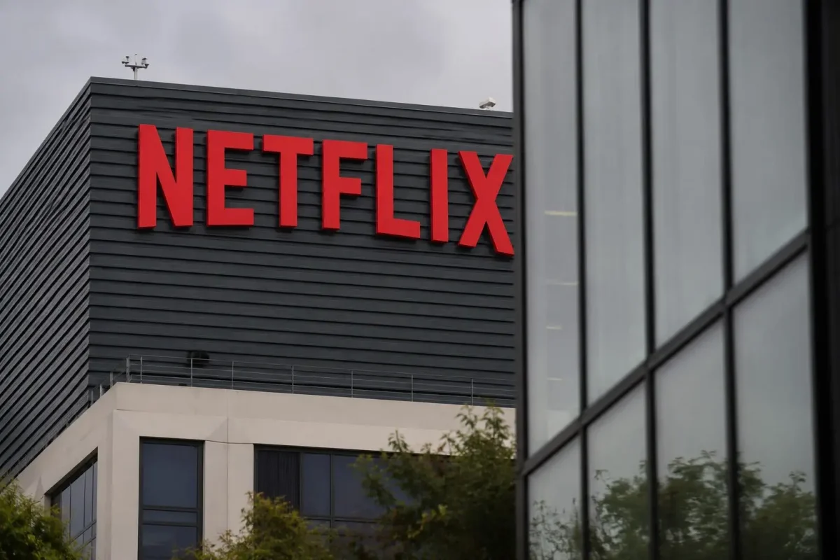 Netflix Shares Dip 3.7% in Short Week as Ad Growth and Partnership Hopes Fade