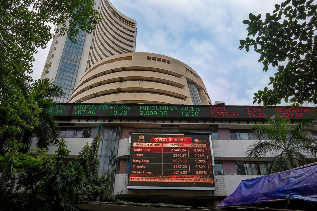 Nifty Edges Up as Auto Gains Offset IT, FMCG Weakness; Oil Slide Aids Rupee