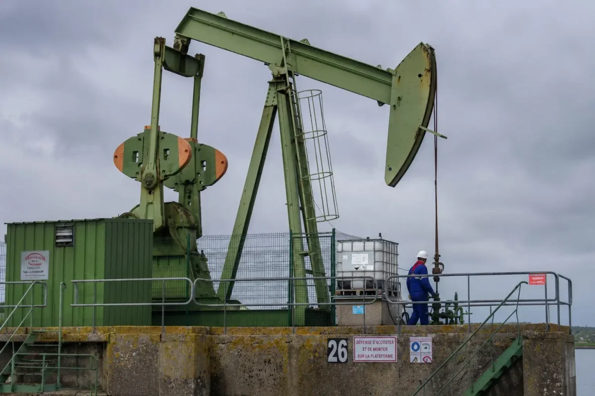 Oil Prices Tumble as US-Iran Talks Advance, Reserve Drawdowns Raise Concerns