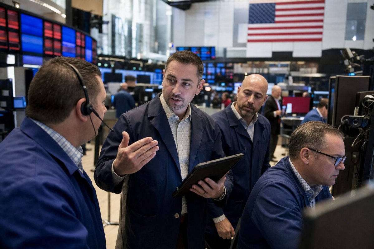 Oil Shock Amplifies Tech Selloff; Nasdaq Slides 1.1%