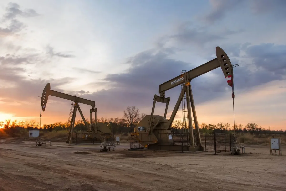 Oil Slips on Ceasefire Hopes, Tight Inventories Loom