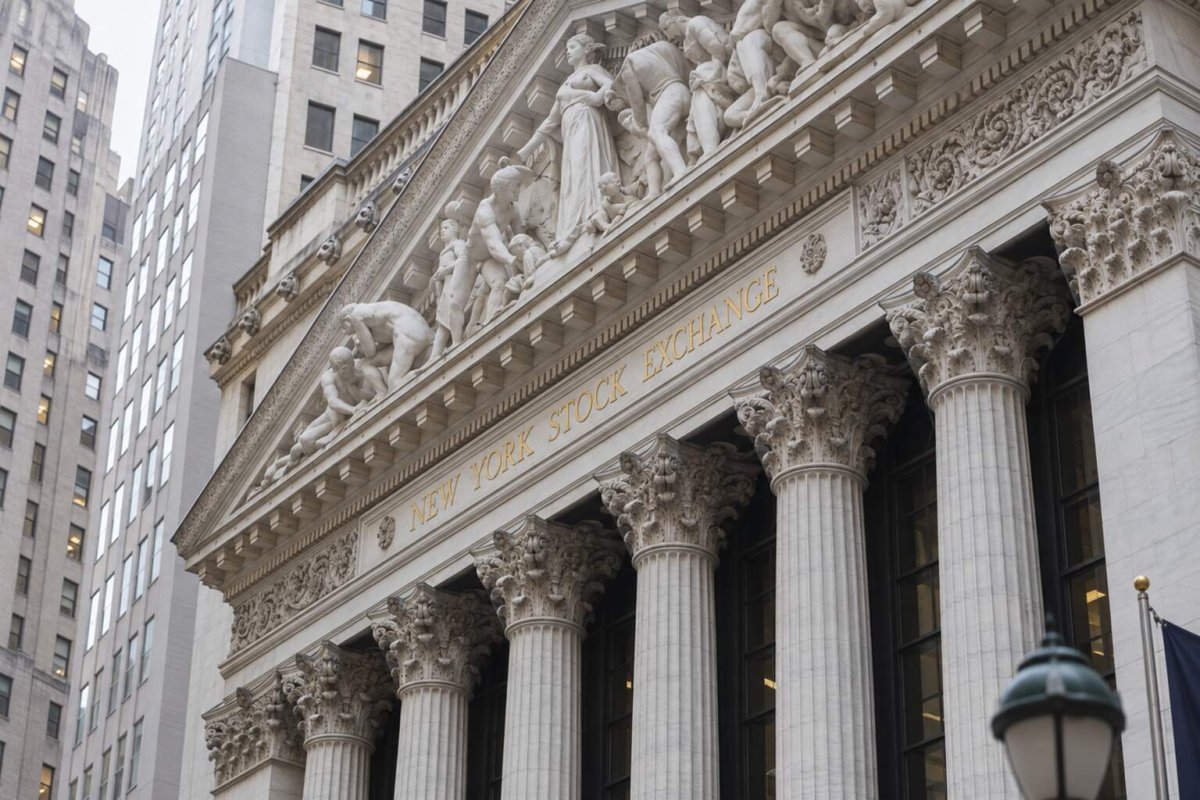 Oil Surge Above $100 Sinks Dow, S&P 500; Energy Stocks Rally