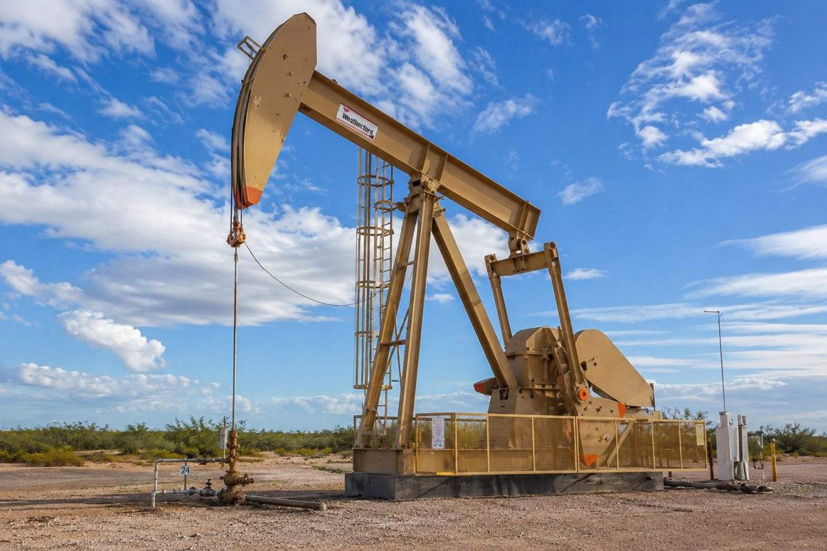 Oil Surge Challenges Fed's Inflation Progress, Complicates Rate Path
