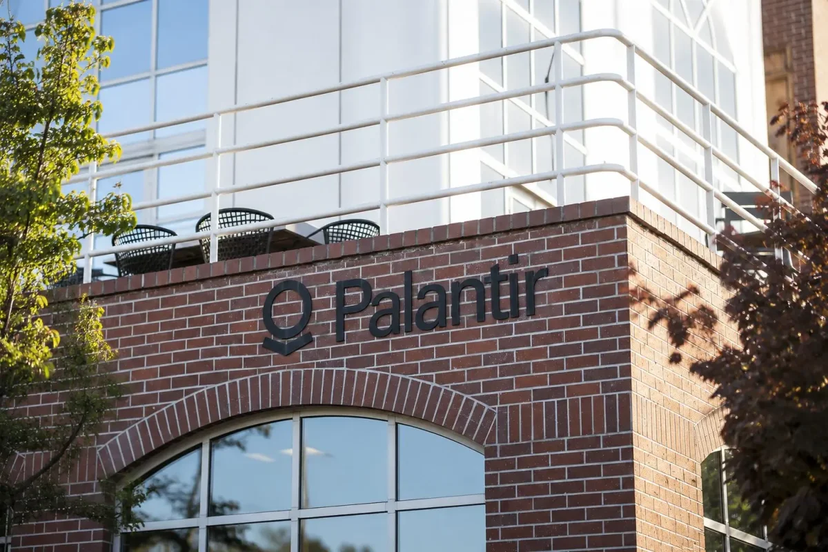 Palantir Faces Skepticism Over AI Growth as Valuation Nears 180x Earnings