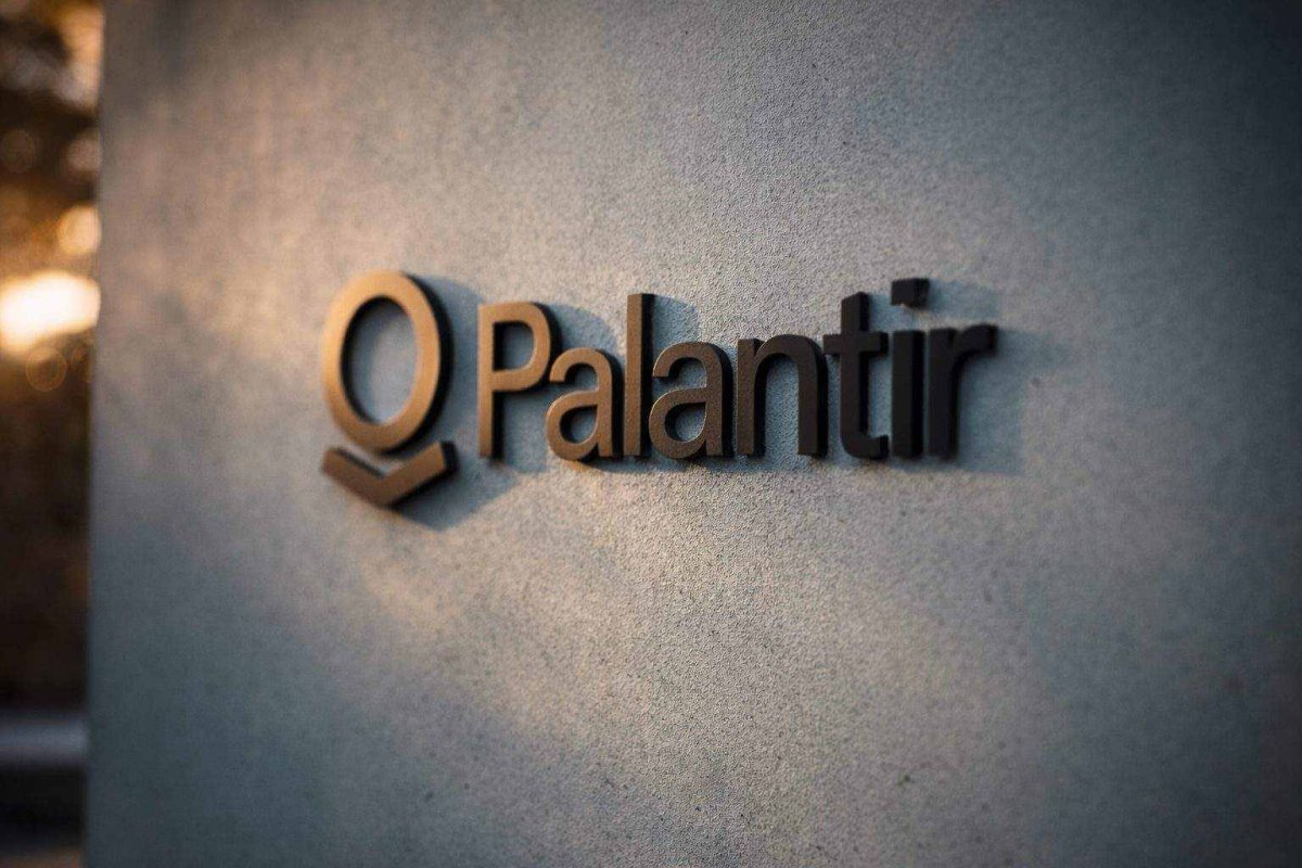Palantir Gains on AI Mortgage Deal and UBS Target Boost Amid Market Weakness
