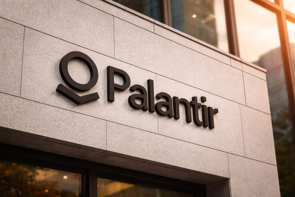 Palantir Gains on Defense Cloud Clearance, Faces Valuation Scrutiny