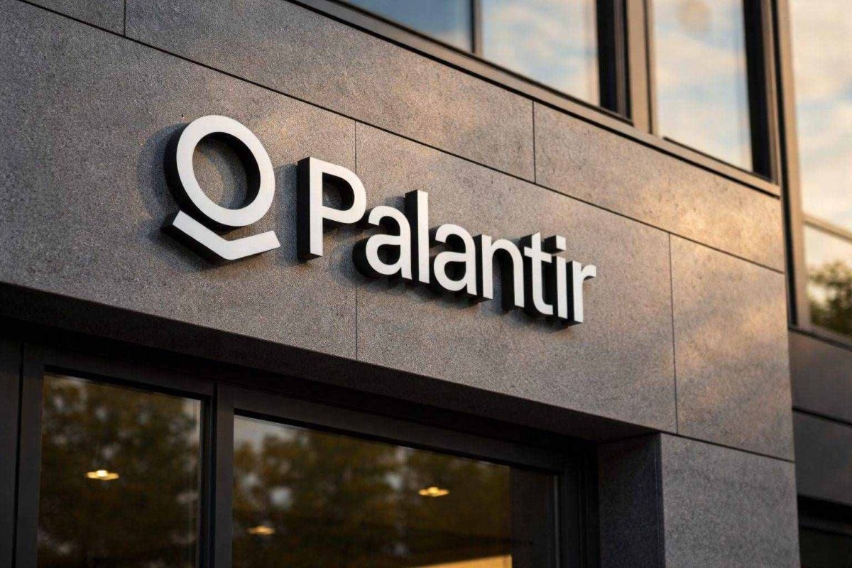 Palantir Lifts 2026 Forecast on 85% Revenue Surge; Valuation Concerns Remain