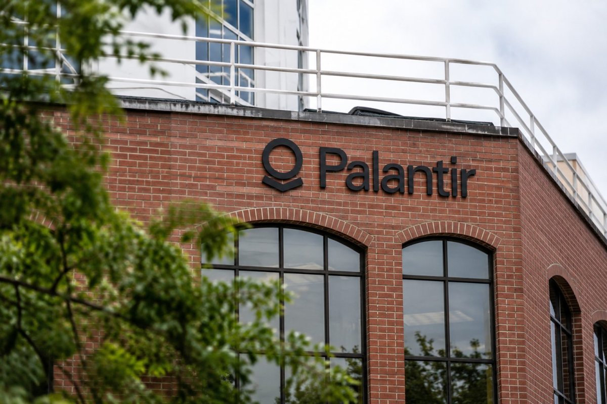 Palantir Rebounds 5.5% Ahead of Russell Rebalance; Valuation Gap Narrows