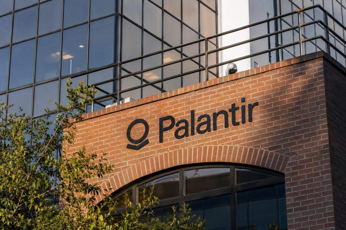 Palantir's 40% Surge Ends as AI Backlog Growth Fuels Valuation Debate