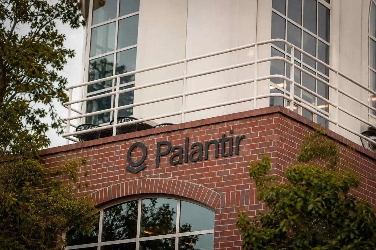 Palantir Shares Dip Amid Concerns Over AI Pricing and Government Contract Risks