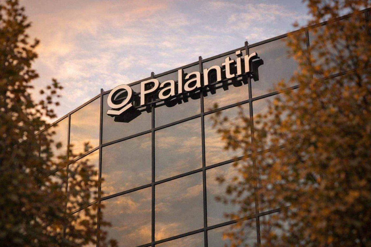 Palantir Shares Gain Amid Insider Sales, AI Sector Scrutiny