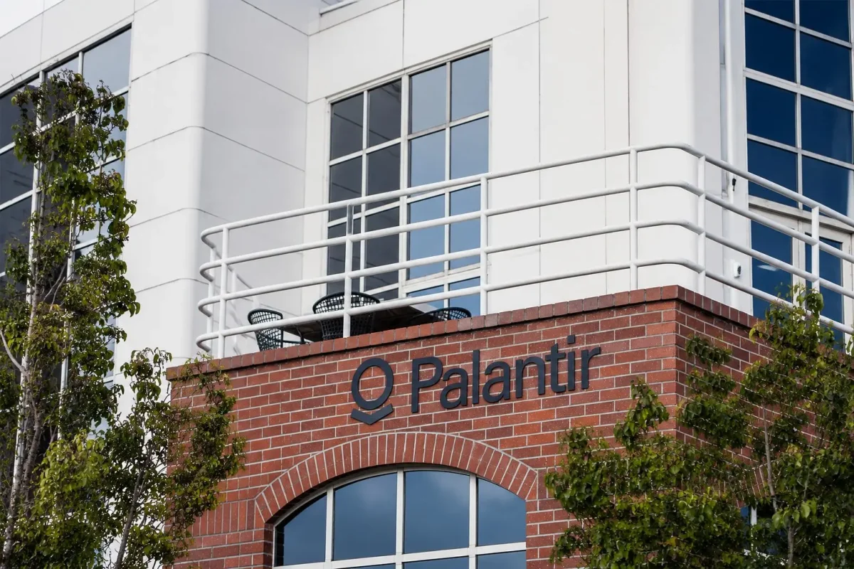 Palantir Surges 9% as AI Software Rally Gains Momentum