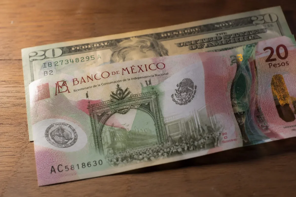 Peso's 0.34% Drop Erodes Six Weeks of Carry Trade Gains