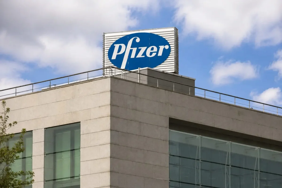 Pfizer Edges Higher at $26.21 Amid Dividend Draw and Pipeline Optimism