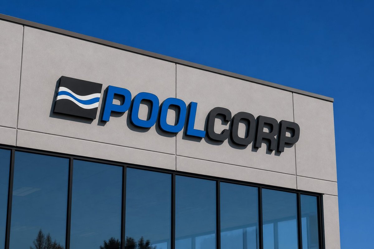 Pool Corp Shares Drop 7% on CEO Change and Investor Day Delay