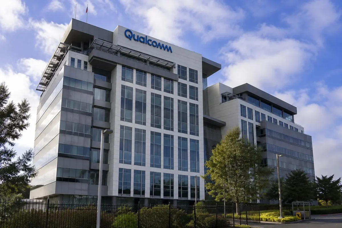 Qualcomm Shares Slide 4.4% as Handset Weakness Offsets Automotive, IoT Gains