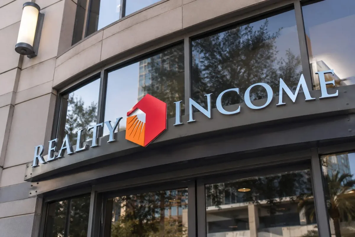 Realty Income Dips as Dividend Yield Attracts Amid Rate Uncertainty