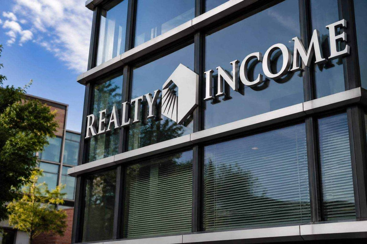 Realty Income Sees Slight Dip Ahead of Holiday; Dividend and Rates in Focus