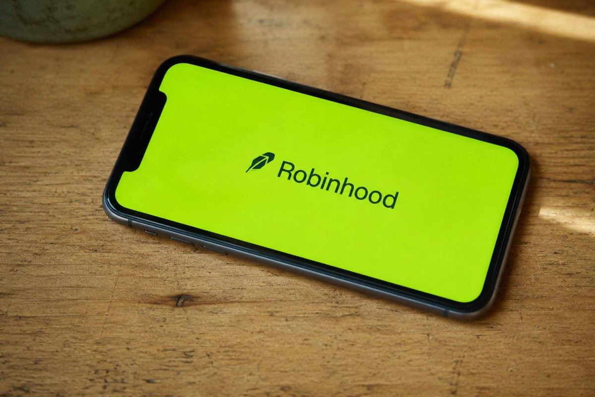 Robinhood Shares Dip After $2 Billion Debt Issuance