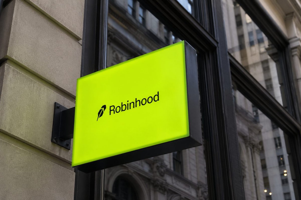 Robinhood Shares Slide as Crypto Revenue Tumbles, Earnings Miss Expectations