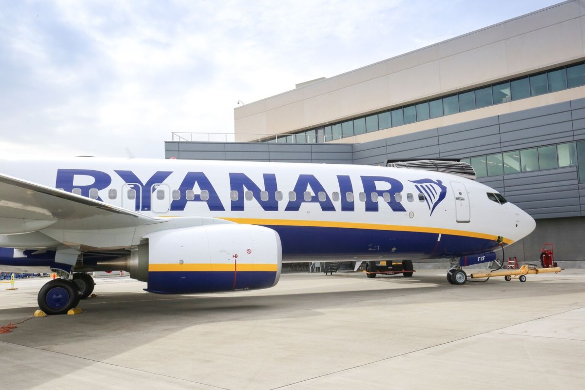 Ryanair ADR Slides 1.6% as Window Incident Debate Intensifies