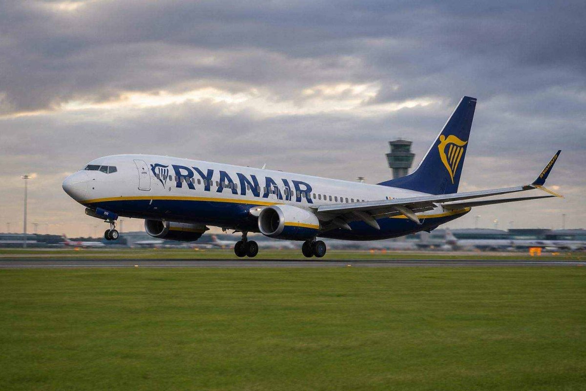 Ryanair Warns Summer Fares Flat, Record Profit Fails to Lift Shares