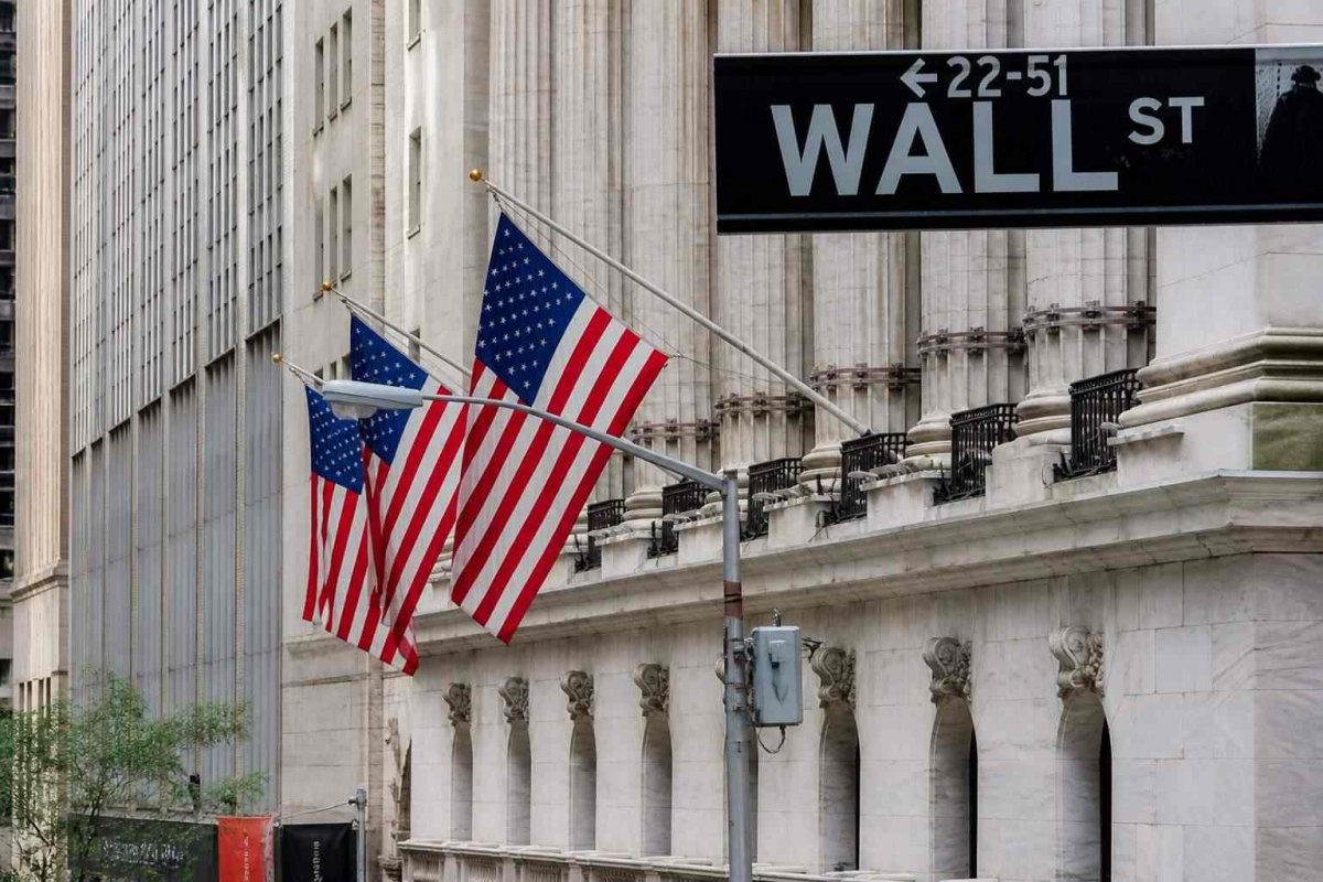 S&P 500 and Nasdaq Hit New Peaks as Earnings Surge Offsets Oil and Rate Concerns