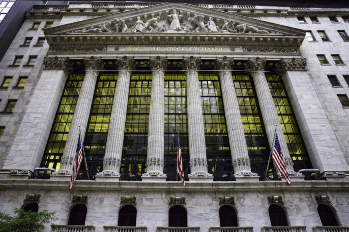 S&P 500 Bounces Back as Yields Slip, Healthcare Surges