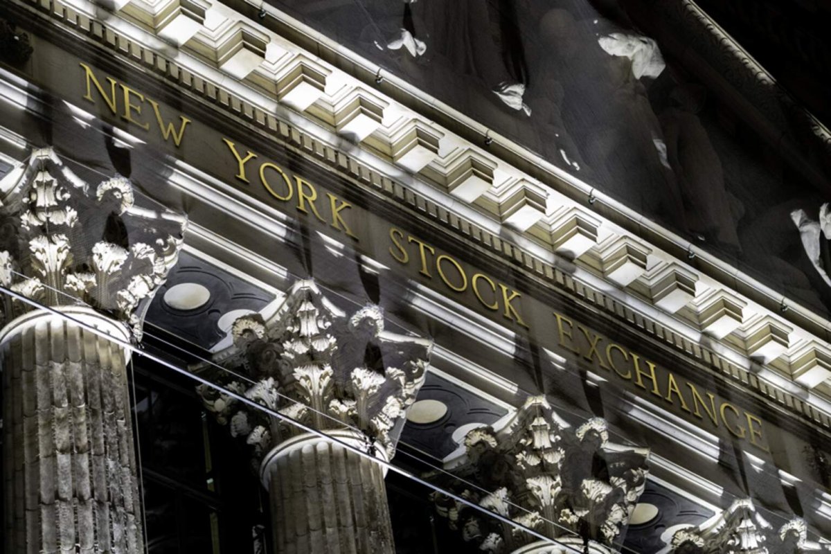S&P 500 Hits Record, Then Retreats Ahead of Fed Minutes
