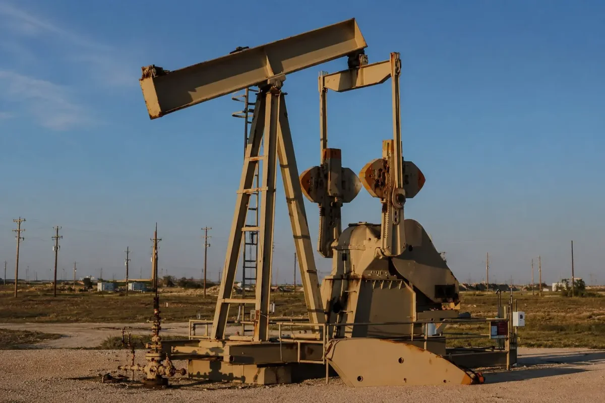 Sanctions Waiver Hints Send Oil Lower, Bonds Steady Amid Strait of Hormuz Crisis