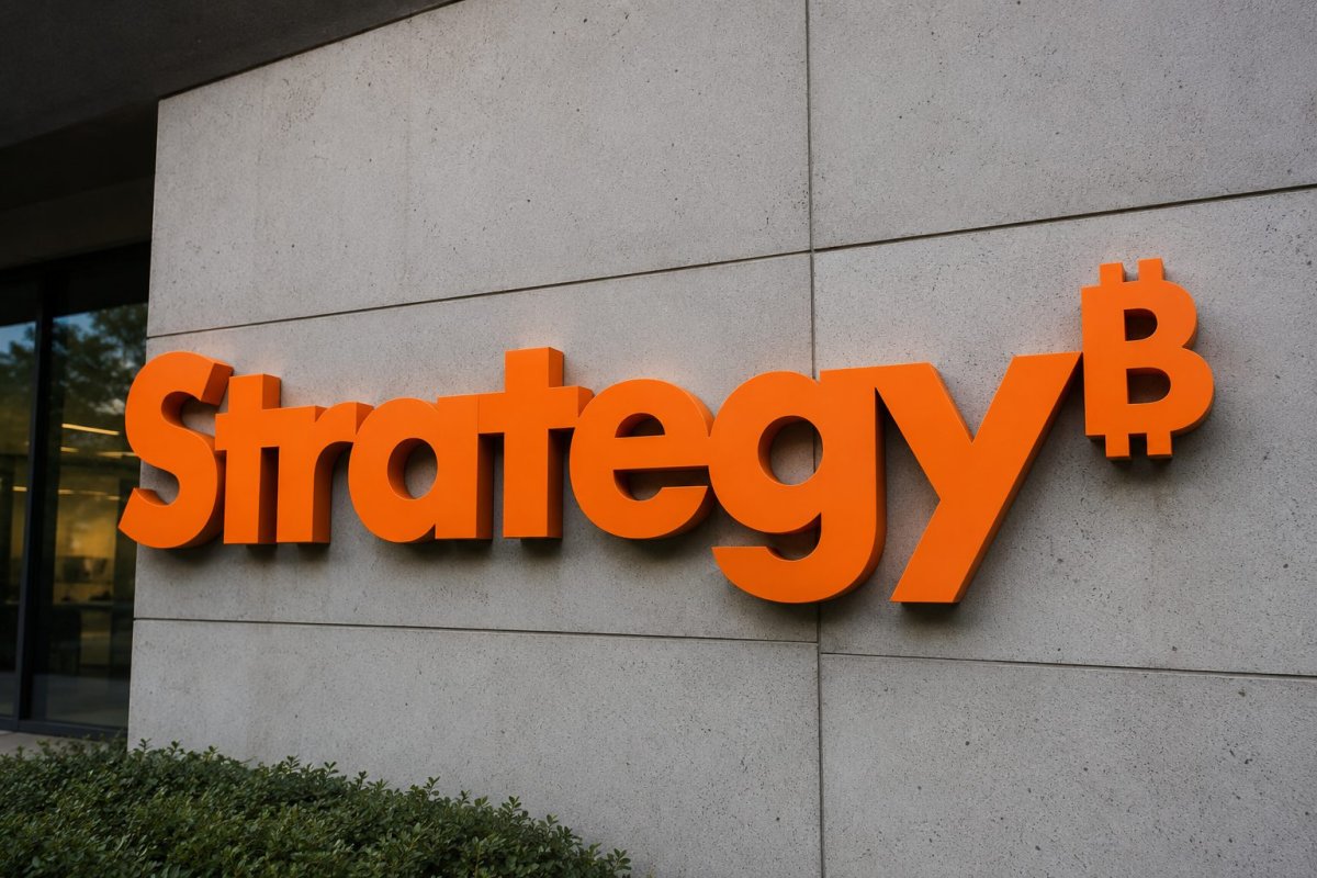 Saylor's Bitcoin Sale Hint Reshapes MSTR's Market Narrative