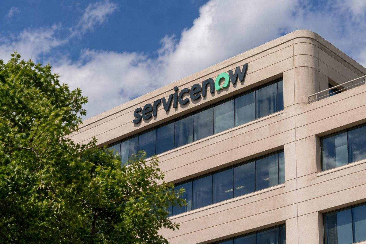 ServiceNow Shares Plunge on Deal Delays, CEO Defends AI Strategy