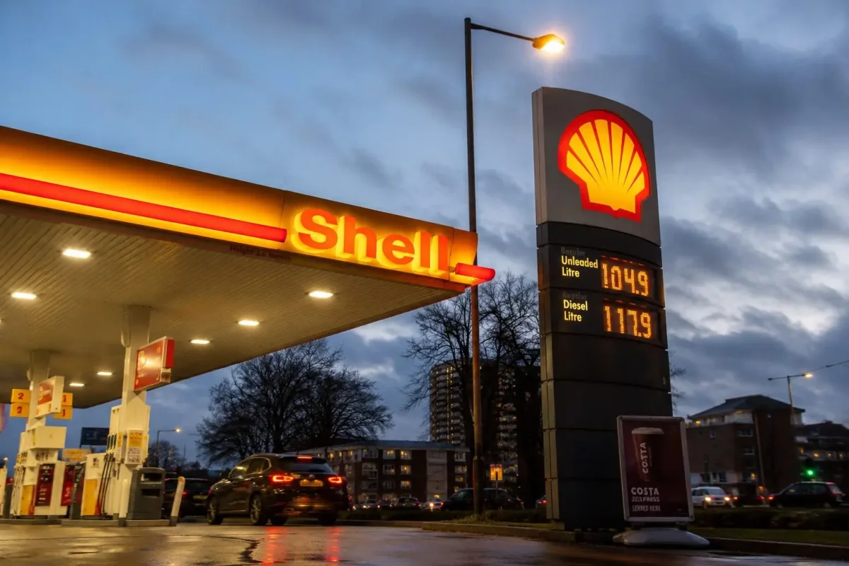 Shell Shares Dip as Oil Price Decline and Buyback Pause Weigh
