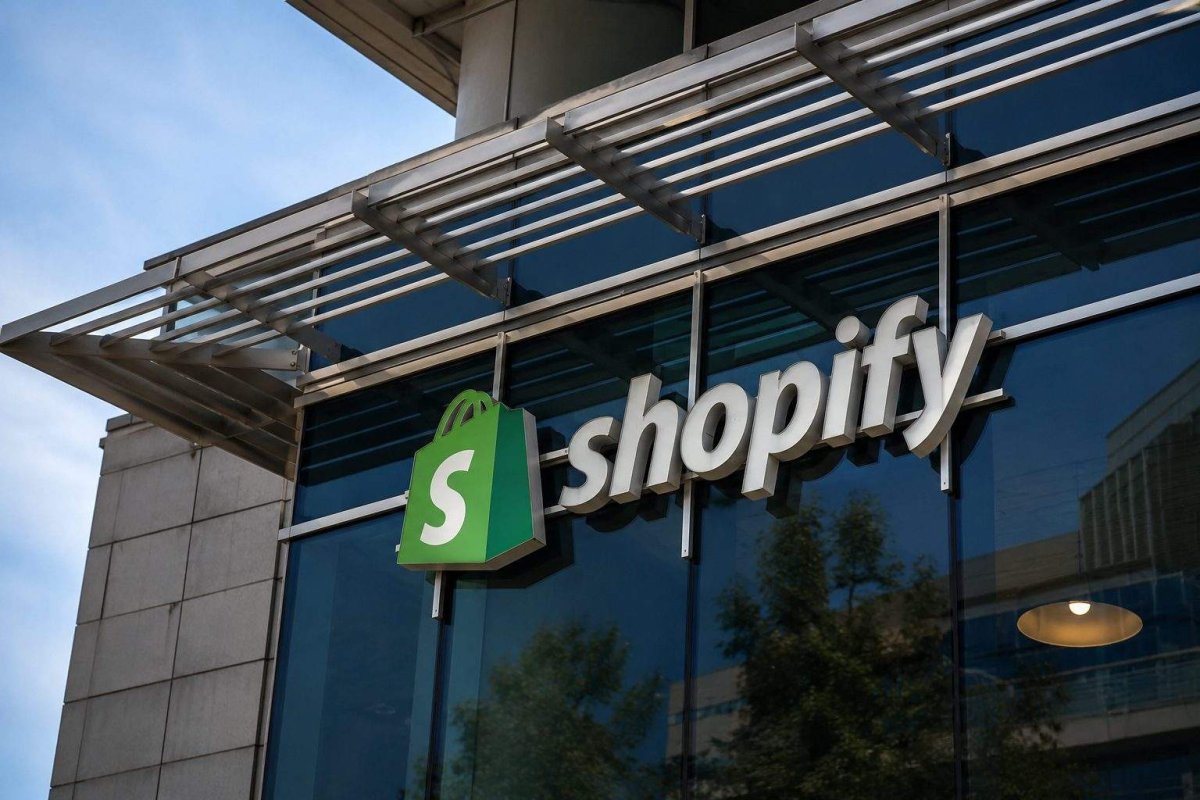 Shopify Shares Dip in Toronto as US Market Closed; AI Strategy and Buyback in Focus