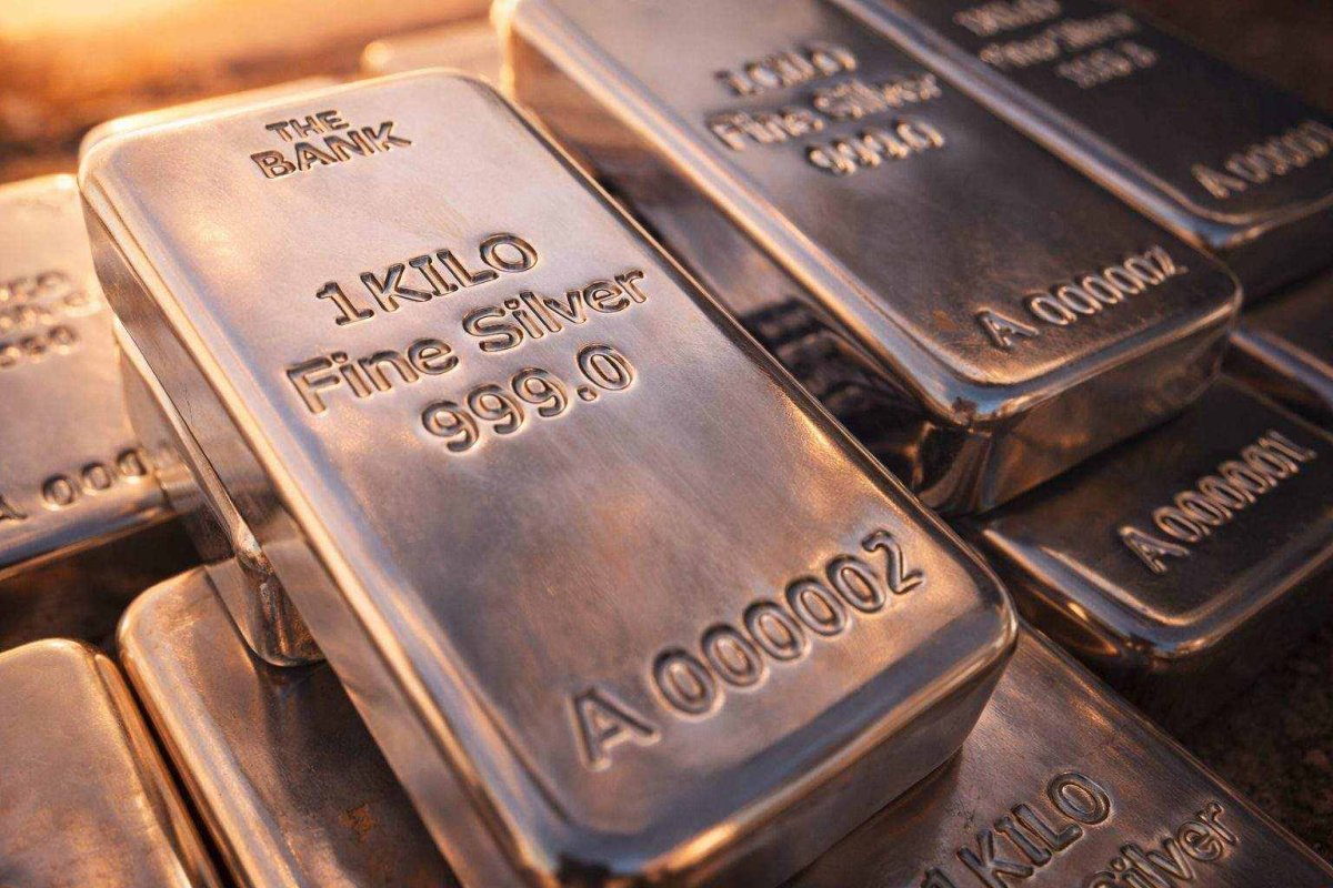 Silver Plunges 10% as Fed's Hawkish Stance Rattles Metals Market