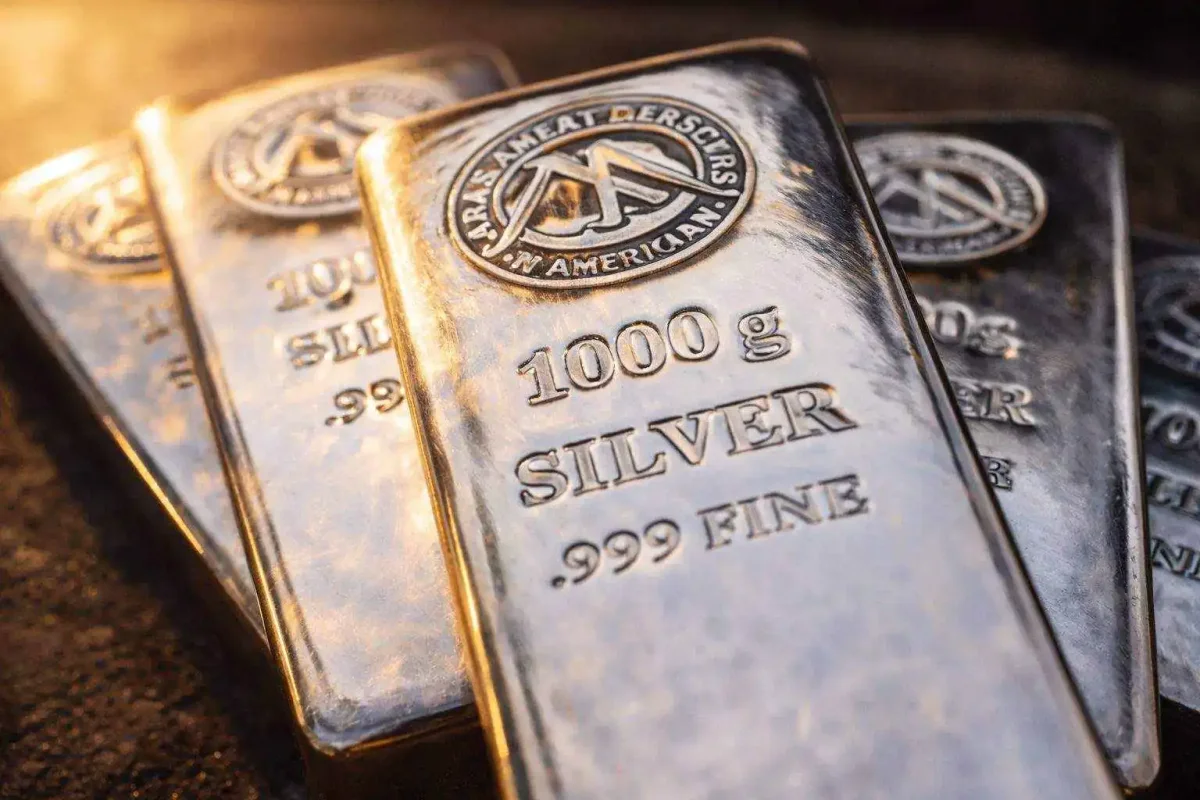 Silver Plunges on Hawkish Fed, Dollar Strength, and Oil Shock