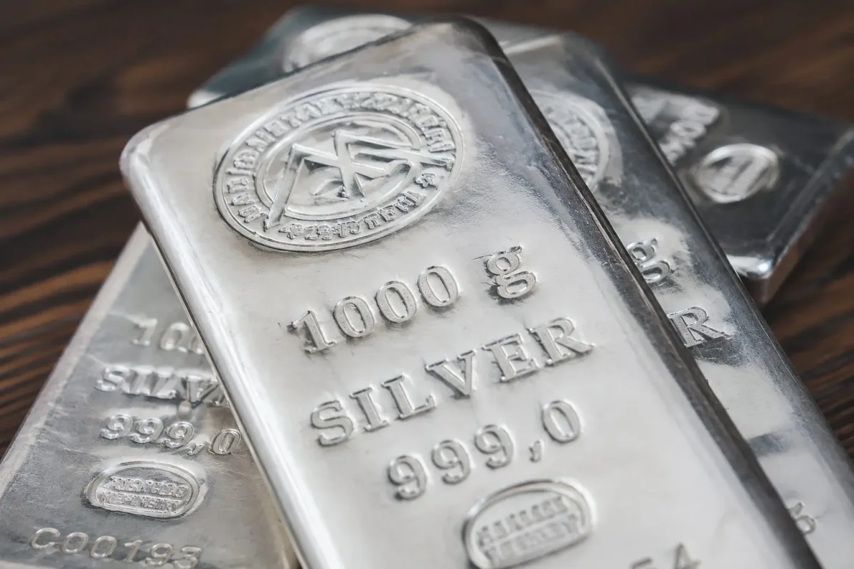 Silver Slips Toward $76 as India Tariffs and Fed Jitters Weigh