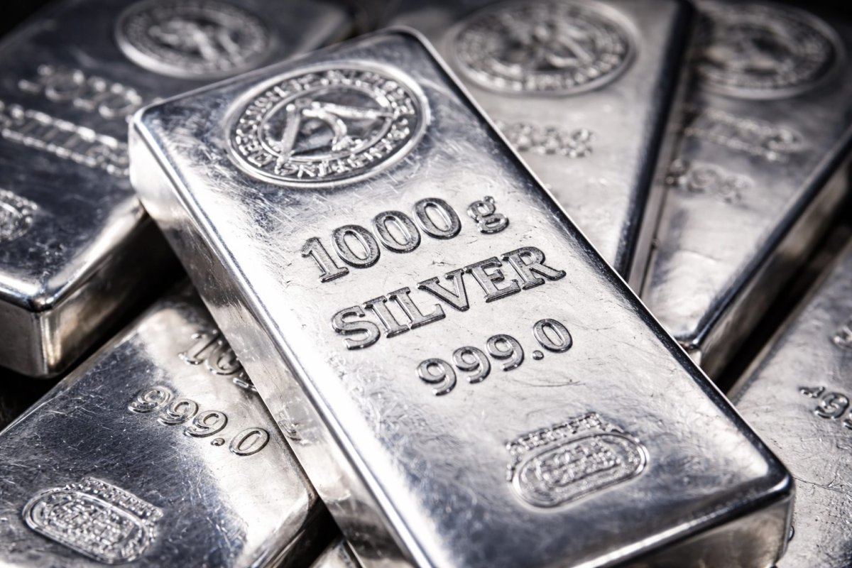 Silver Soars on Dollar Weakness as Traders Eye Key U.S. Data