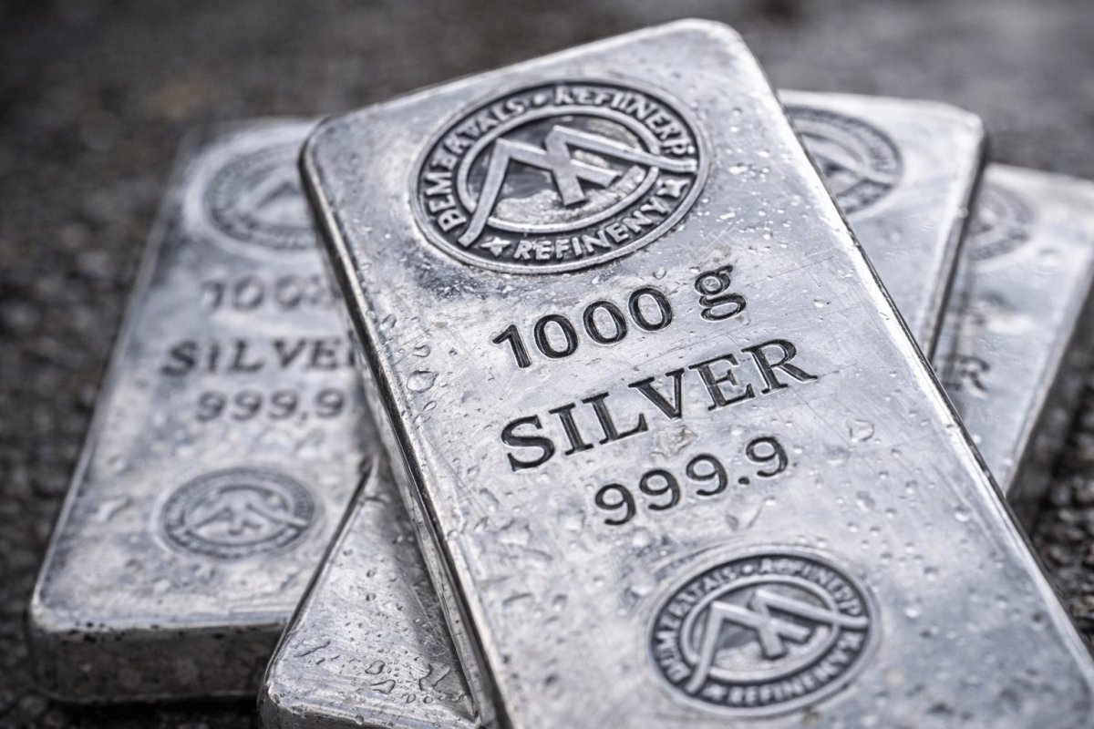 Silver Surges Past $76 as Dollar Weakens, Fragile Ceasefire Stirs Markets