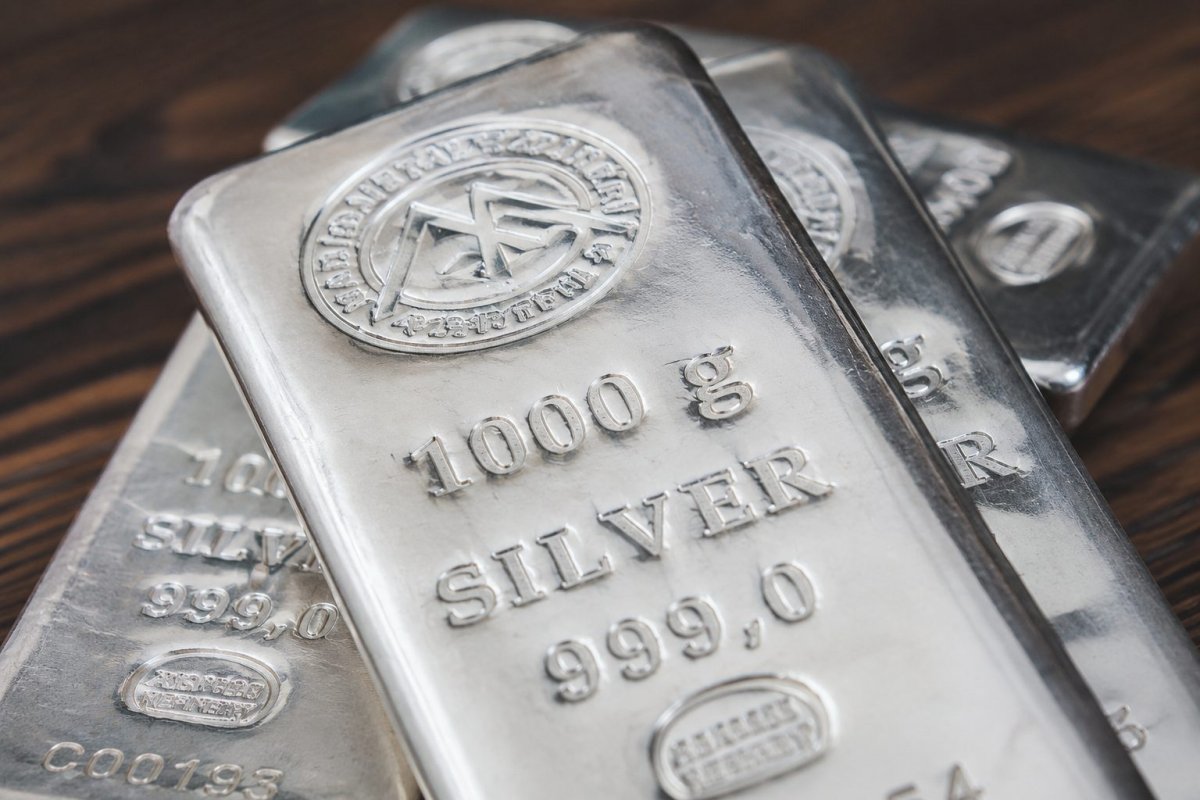 Silver Tumbles Below $80 as Oil Rally Fuels Dollar Strength