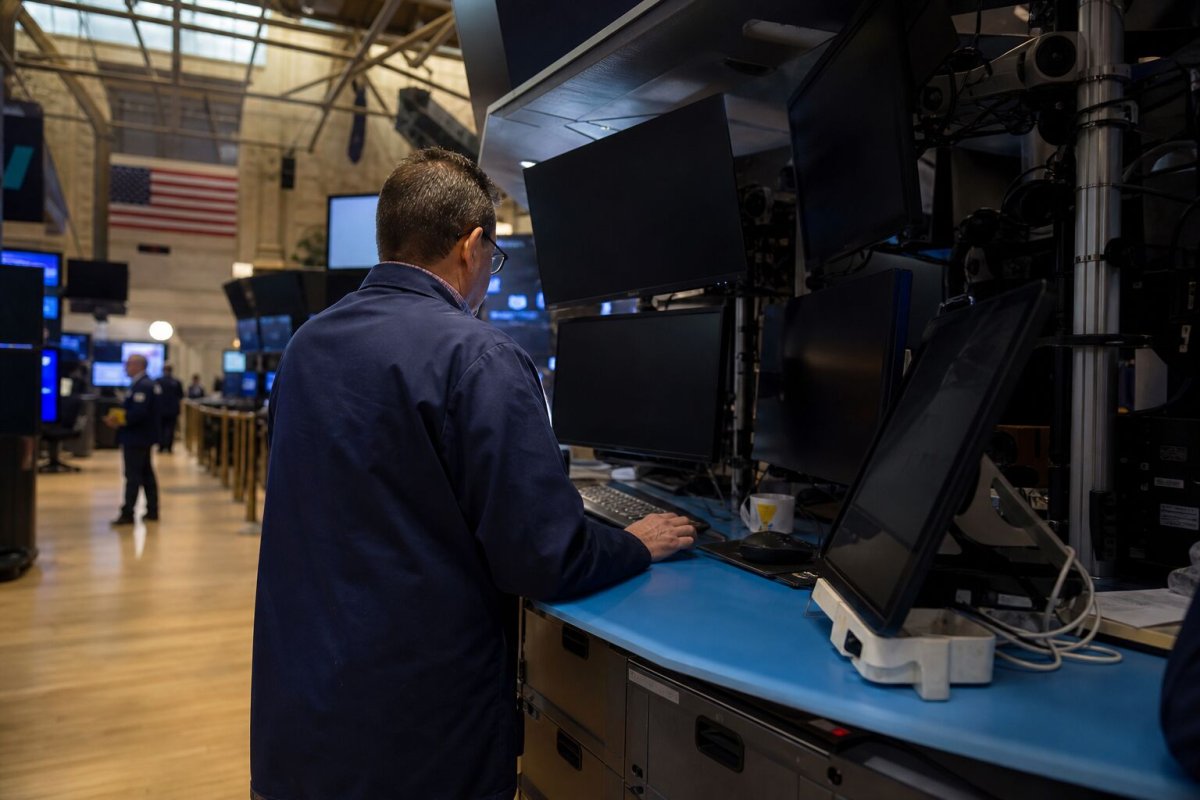 Small Caps Lead Market Rebound as Wall Street Breaks Losing Streak