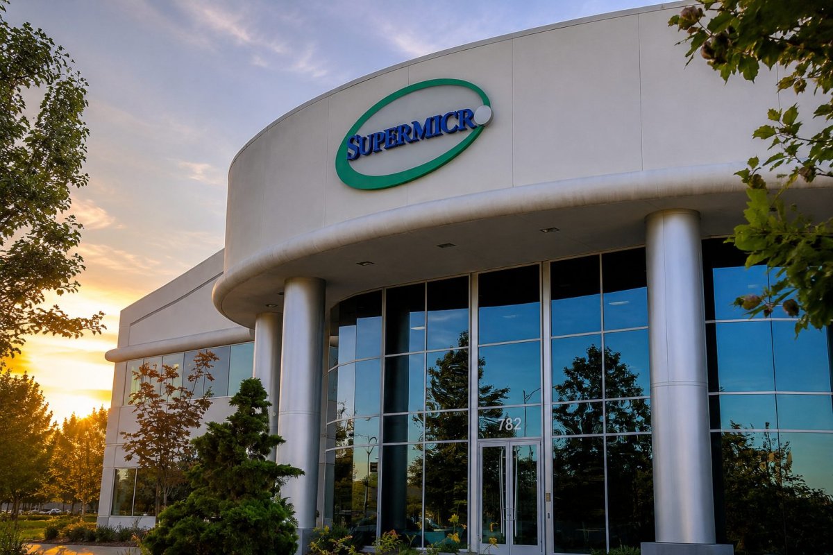 SMCI Shares Dip as $7B Equity Raise Funds AI Server Push