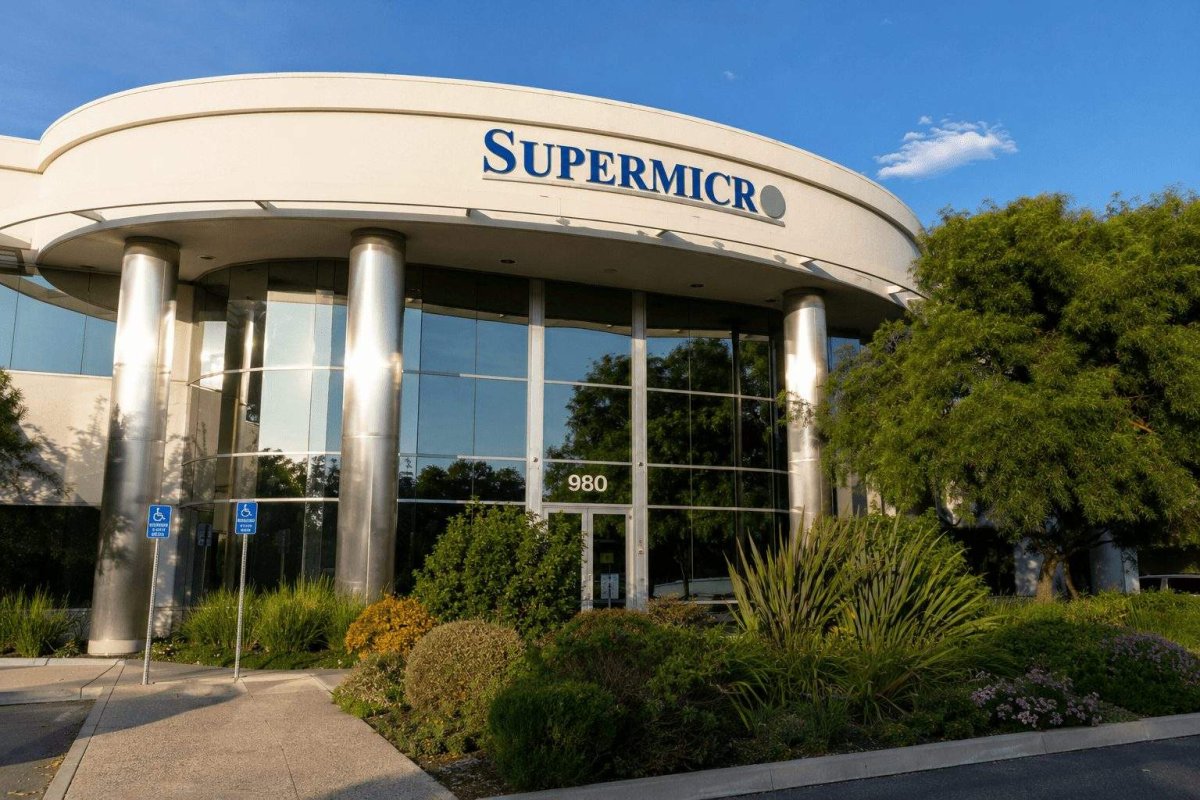 SMCI Stock Under Pressure Ahead of $7B AI Financing Closure